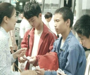 Cho 3 thiếu niên thang lang 100 nghìn đồng, 20 năm sau người phụ nữ ngỡ ngàng khi được báo đáp tiền tỉ