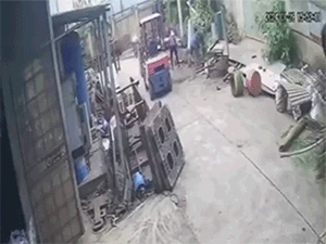 Tử vong thương tâm vì bị cột điện đổ trúng người