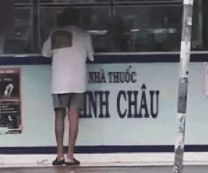 Thấy cụ ông mua thuốc với bộ quần áo rách, thanh niên định giúp đỡ và cái kết bất ngờ