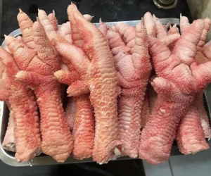 Chiếc chân gà giá chát 200 nghìn đồng, khách vẫn lùng mua ăn