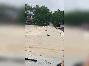 Hồi hộp chứng kiến người dân liều mình băng qua cây cầu ngập nước lũ