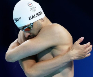 Olympic 2024: Vì sao các vận động viên bơi phải tự đánh bản thân đến đỏ cả người rồi mới dám xuống nước?