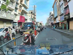 Bức xúc clip người đàn ông bế theo em bé gây cản trở giao thông ở trung tâm TP HCM