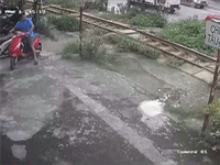 Người đàn ông bị tàu hỏa đâm tử vong khi băng qua đường sắt, camera ghi lại hình ảnh cuối khiến nhiều người khó tin