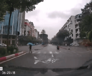 Video: Tài xế Mazda2 lái xe băng qua ngã tư nhưng mải điện thoại suýt đâm xe khác