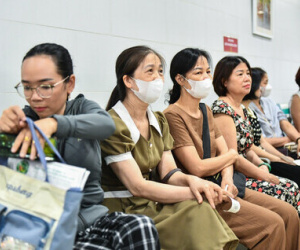 Ngày đầu tiên mở khám bệnh vào chiều tối, BV Bạch Mai tiếp nhận hàng trăm người