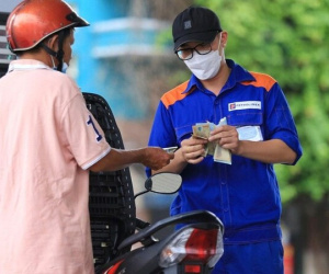 Vì sao giá xăng giảm 4 lần liên tiếp?