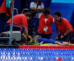 Nữ kình ngư xinh đẹp đổ gục kinh hoàng sau khi kết thúc phần thi tại Olympic, phải cấp cứu khẩn cấp