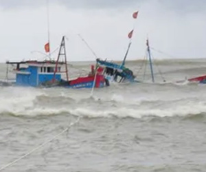 Tàu cá bị lốc xoáy đánh lật úp ở Phú Quý, 6 ngư dân rơi xuống biển