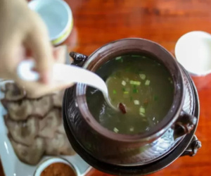 Đầu bếp cho thuốc chống tiêu chảy vào đồ ăn vì nhà hàng sử dụng nguyên liệu hết hạn