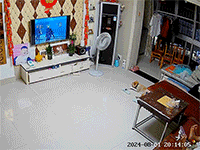 Bé trai thoát nạn trong gang tấc khi bị gạch ốp trần rơi trúng đầu