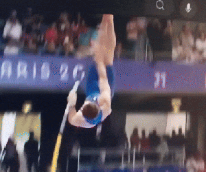 VĐV nhảy sào Olympic bị loại vì 'bộ phận đàn ông' làm rơi xà
