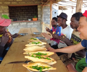 Làm bánh mì trứng đãi anh em châu Phi nhưng không ai muốn ăn thêm, biết lý do người đàn ông Việt nghẹn cổ