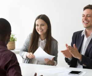 Nhà tuyển dụng hỏi khó 'sữa đổ xuống biển, làm sao để lấy lại?', ứng viên trả lời EQ cao nhận ngay vị trí giám đốc, CĐM tranh cãi vì 1 điều