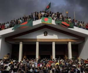 Người biểu tình trèo lên nóc dinh Thủ tướng Bangladesh