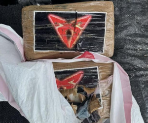 Bão lớn cuốn theo hơn 1 triệu USD cocaine trôi dạt vào bờ biển