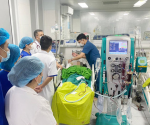 Kiểm tra bể chứa ngâm thực phẩm, 2 người ngạt khí nguy kịch