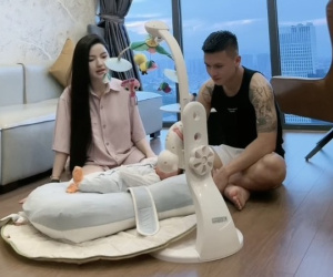 Quang Hải cùng Chu Thanh Huyền chăm con, khoe đi mua sắm sang chảnh, dân tình phải thốt lên: Hạnh phúc quá đi!