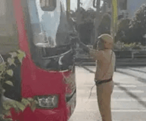 Tài xế ô tô khách tăng ga bỏ chạy, húc đẩy CSGT đứng ở đầu xe