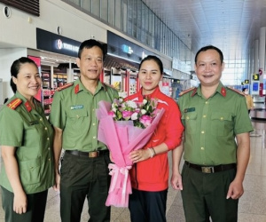 Xạ thủ Trịnh Thu Vinh được chào đón khi về nước