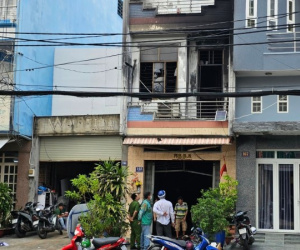 TPHCM: Nhờ xe tải tông sập cửa ngôi nhà cháy để cứu 4 người mắc kẹt