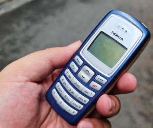 Khách hàng bị lừa mua điện thoại 'cục gạch' 2G dán mác điện thoại 4G