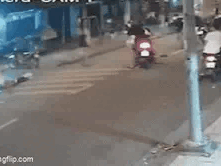 Hai nhóm thanh niên Hà Nội cầm hung khí đi hỗn chiến, bắt 'đối thủ' quỳ để quay clip
