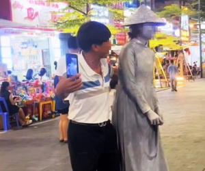 Người đàn ông 'quấy rối’ cô gái trẻ biểu diễn người tượng ở phố đi bộ khiến nhiều người vô cùng phẫn nộ