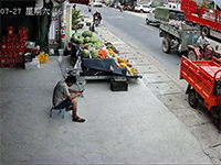 Đang 'lướt' điện thoại bán hàng, người đàn ông sợ hãi khi chiếc xe máy lao thẳng vào quán