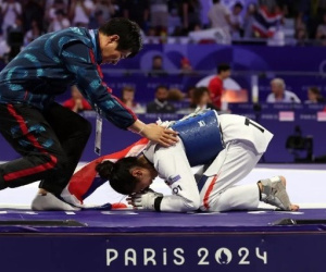 Võ sĩ Thái Lan òa khóc sau khi hạ đối thủ Trung Quốc, lập kỳ tích lịch sử làm rạng danh Đông Nam Á