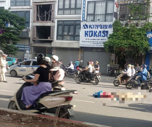 Hà Nội: Đi bộ qua đường, cụ ông bị xe máy tông tử vong