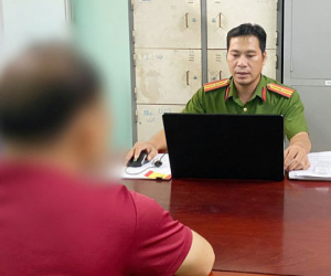 Người tự xưng Công an phường tắt điện thoại khi bị dân 'truy' trụ sở ở đâu?
