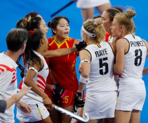 Hình ảnh xấu xí nhất Olympic 2024: Tuyển nữ Trung Quốc chơi xấu dẫn đến ẩu đả với Bỉ tại bán kết khúc côn cầu