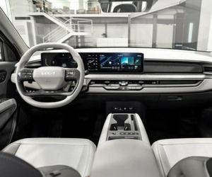 Kia Telluride 2025 lần đầu lộ nội thất ngoài đời thực với màn hình táp lô và đèn viền kiểu mới, sẽ ra mắt ngay năm sau cùng Palisade 2025
