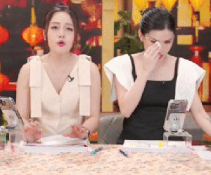 Võ Hà Linh bỗng ngã ra, khóc lóc ngay trên sóng livestream