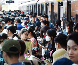 'Biển' người đổ lên tàu metro Nhổn - ga Hà Nội ngày cuối tuần