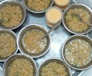Lớp mầm non ở Hà Nội cho trẻ 1 tuổi ăn mì tôm, cháo loãng: Phát hiện thêm loạt vi phạm