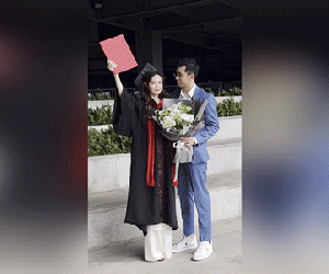 Tổng tài Minh Đạt gây sốt khi xuất hiện tại lễ nhận bằng thạc sĩ của vợ, Midu đã có tất cả trong tay!