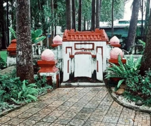 Bí ẩn mộ cổ trong Công viên Tao Đàn - một trong 35 địa điểm ám ảnh nhất thế giới do tạp chí du lịch nổi tiếng bình chọn