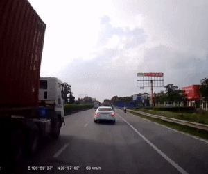 Clip: Bám quá sát ô tô đi trước, xe tải tông thẳng vào đuôi xe Mercedes