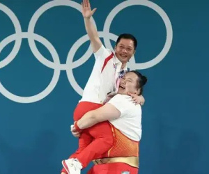 Vừa giành HCV Olympic, VĐV Trung Quốc có hành động với HLV khiến cả nhà thi đấu ngỡ ngàng