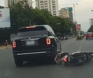 Clip tài xế Rolls-Royce Cullinan bất ngờ bẻ lái khiến người phụ nữ ngã xuống đường