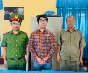 Nhân viên ngân hàng chiếm đoạt tiền tỷ của người thân để mua vàng