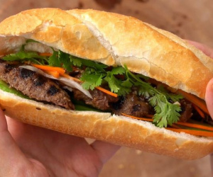 146 người nghi ngộ độc sau khi ăn bánh mì thịt