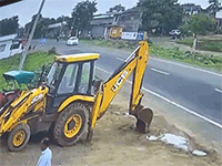 Vấp gờ giảm tốc, xe con mất lái lao thẳng vào máy xúc ven đường