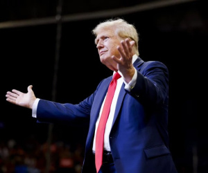 Vì sao ông Trump bất ngờ tuột dốc không phanh trước đối thủ mới?