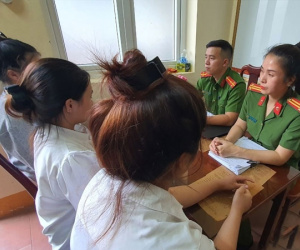 Bắt 3 thiếu nữ 'vô công rồi nghề' lừa bán 2 trẻ em gái vào quán karaoke