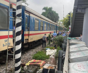 Hà Nội: Người đàn ông đi bộ qua đường sắt bị tàu cán tử vong, 1 người quen gục xuống đường khóc thảm