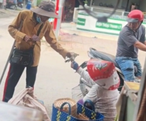 Dùng tiền để dành 'giải cứu' bầy chim sáo bị nhốt, cụ ông bán vé số gây xúc động