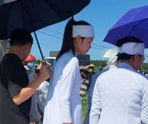 Hình ảnh nghẹn lòng của Hoa hậu Ngọc Châu trong giây phút tiễn biệt mẹ về nơi an nghỉ cuối cùng